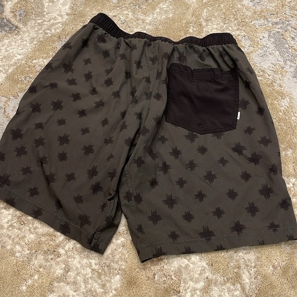 Vuori
Men's Kore Print Yoga Shorts size medium - Picture 8 of 9